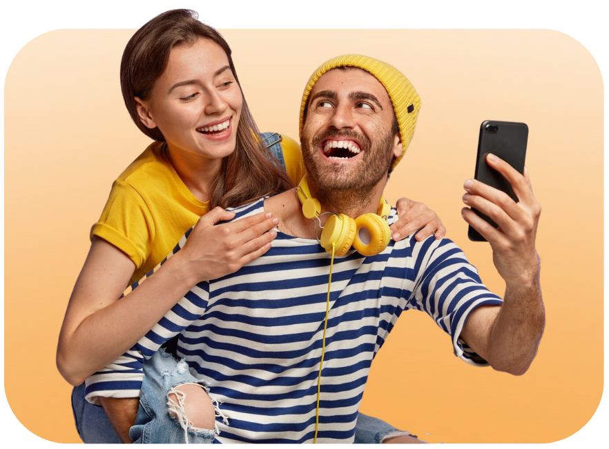 Mulher sorrindo com um celular na mão