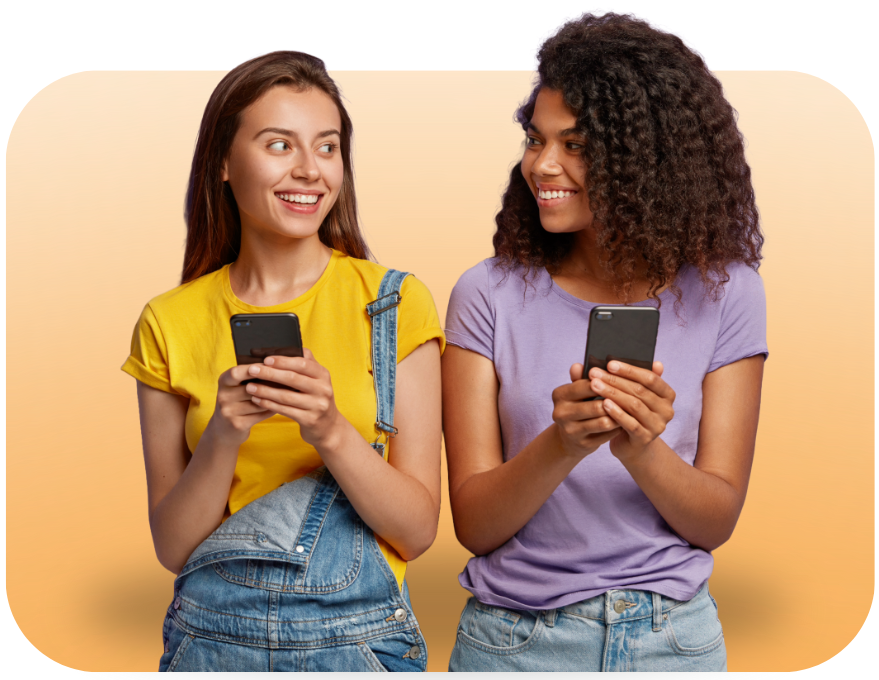 Mulher sorrindo com um celular na mão